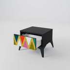 FÄRGGLADA TRIANGLAR Nattduksbord i svart finish