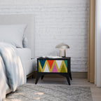 FÄRGGLADA TRIANGLAR Nattduksbord i svart finish