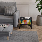 FÄRGGLADA TRIANGLAR Nattduksbord i svart finish