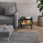 FÄRGGLADA TRIANGLAR Nattduksbord i svart finish