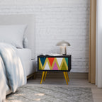 FÄRGGLADA TRIANGLAR Nattduksbord i svart finish