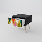 FÄRGGLADA TRIANGLAR Nattduksbord i svart finish