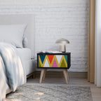 FÄRGGLADA TRIANGLAR Nattduksbord i svart finish