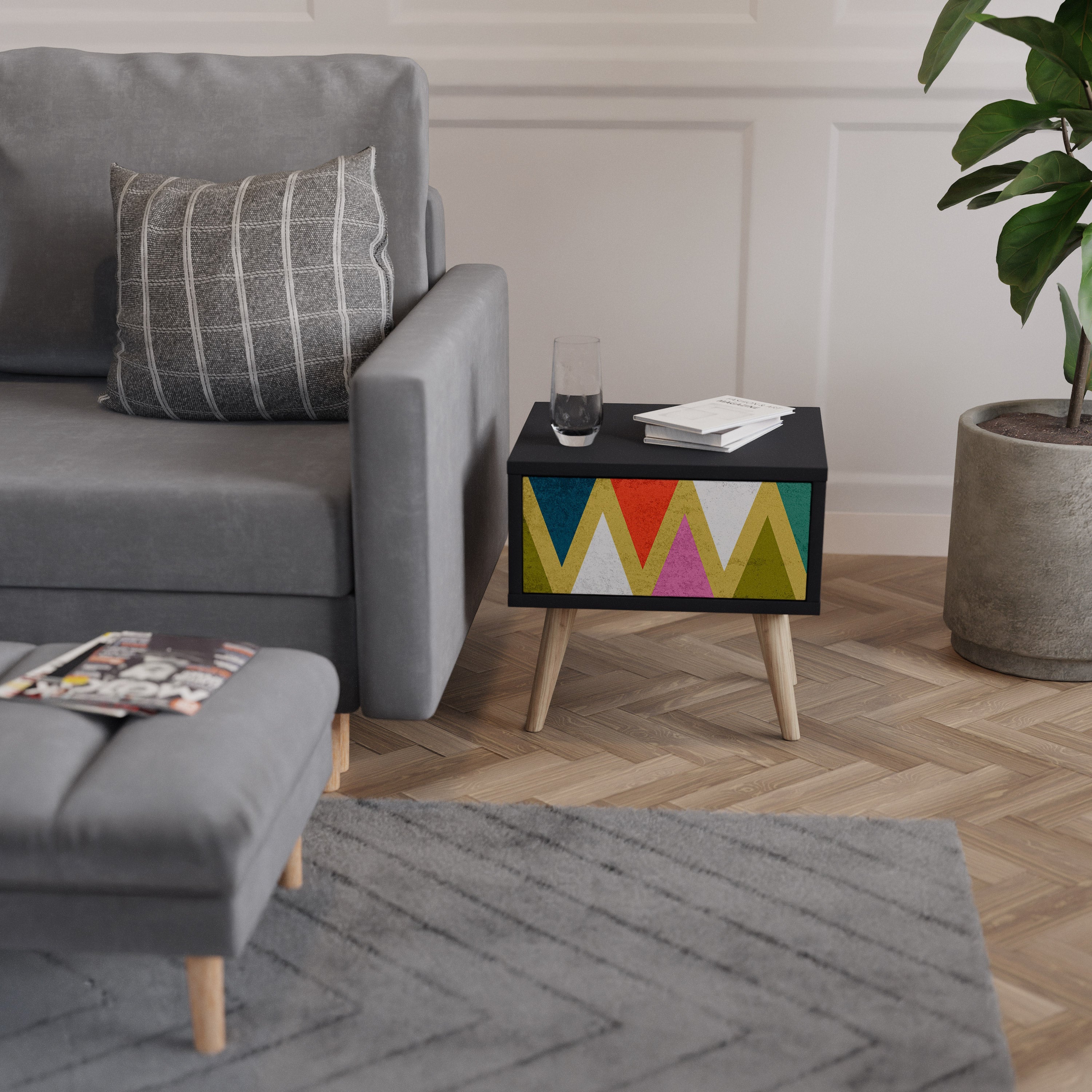 FÄRGGLADA TRIANGLAR Nattduksbord i svart finish
