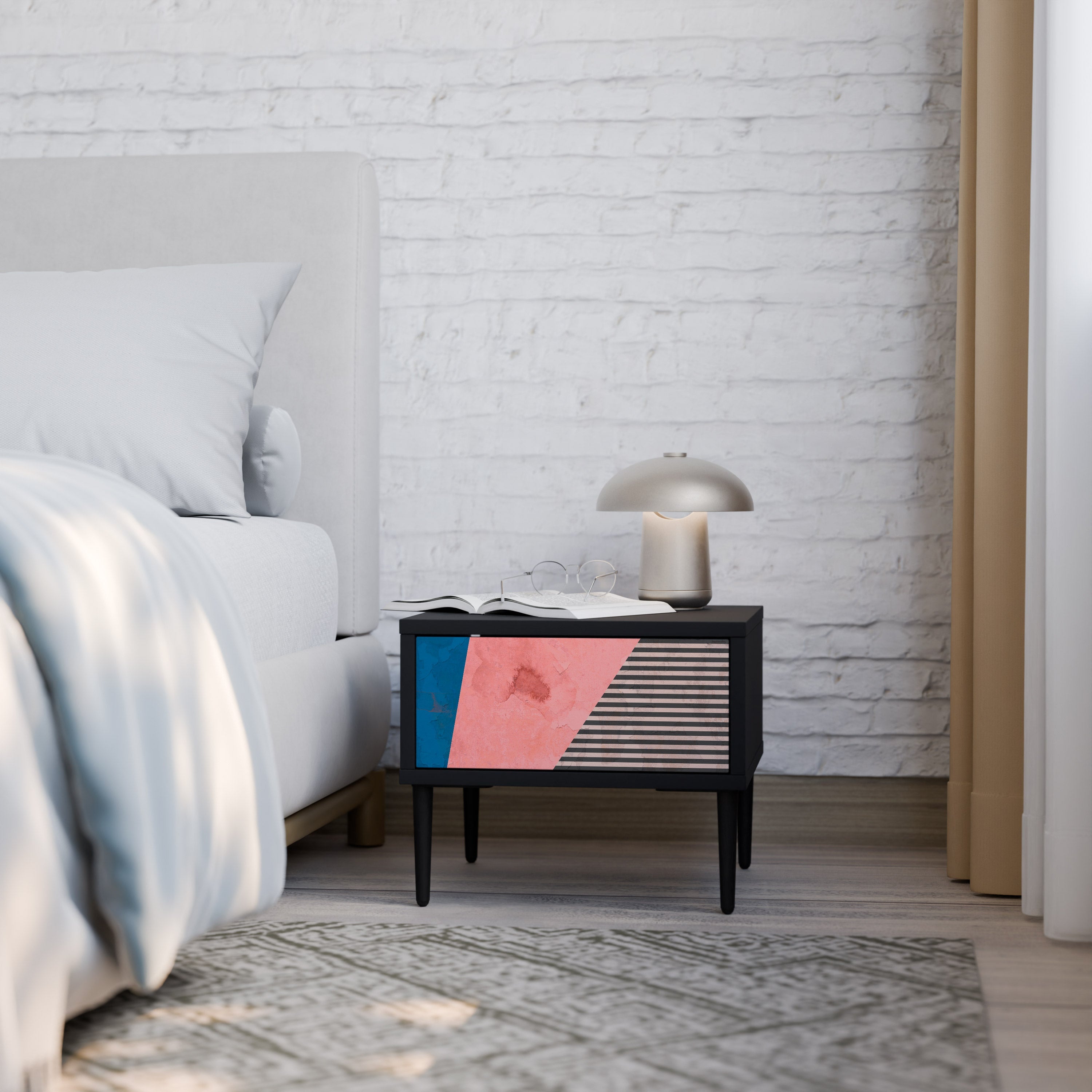 GLAMOROUS STRIPE nattduksbord i svart finish