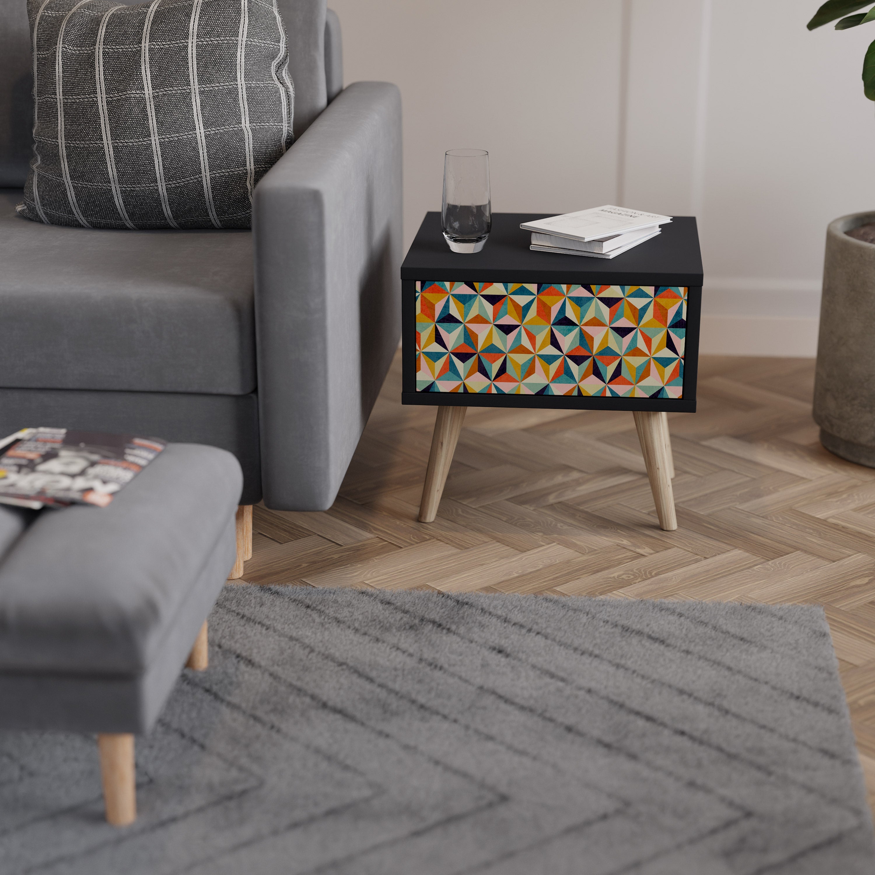 TESSELATE TREASURES Nattduksbord i svart finish