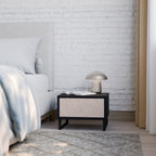 Nattduksbord i svart finish med keramisk textur