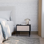 Nattduksbord i svart finish med keramisk textur