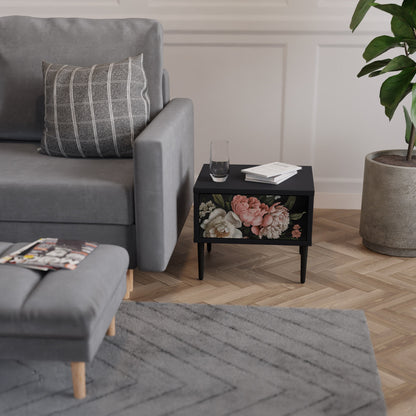 LUSH ELEGANCE Nattduksbord i svart finish