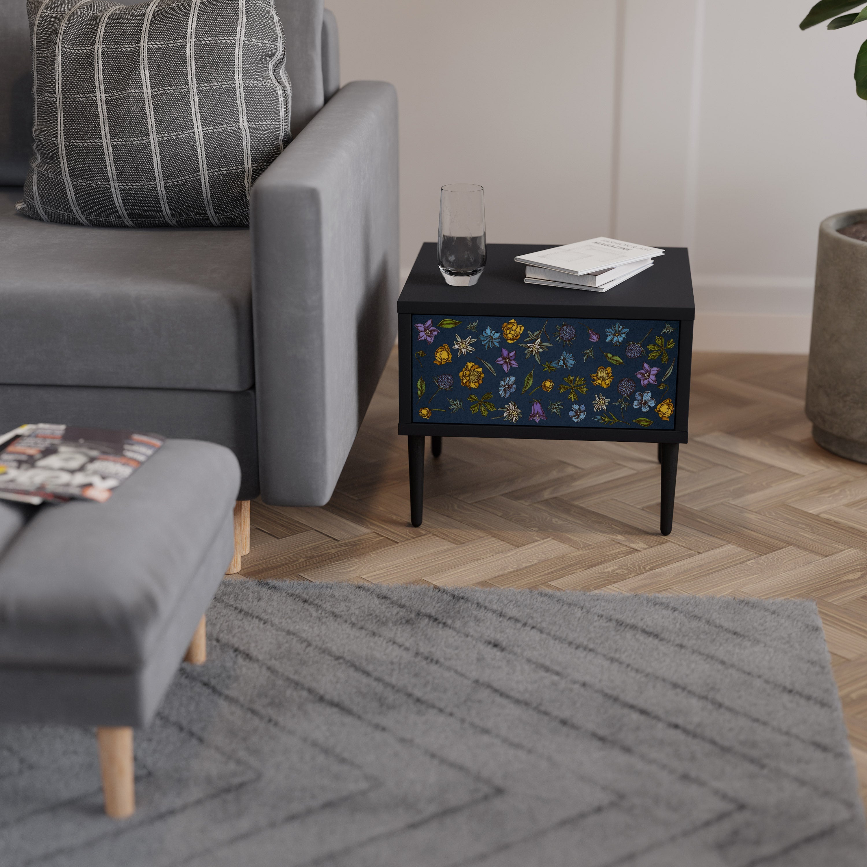 BLOMMOR PÅ MARINBLÅTT SJUKDAGSBORD i svart finish