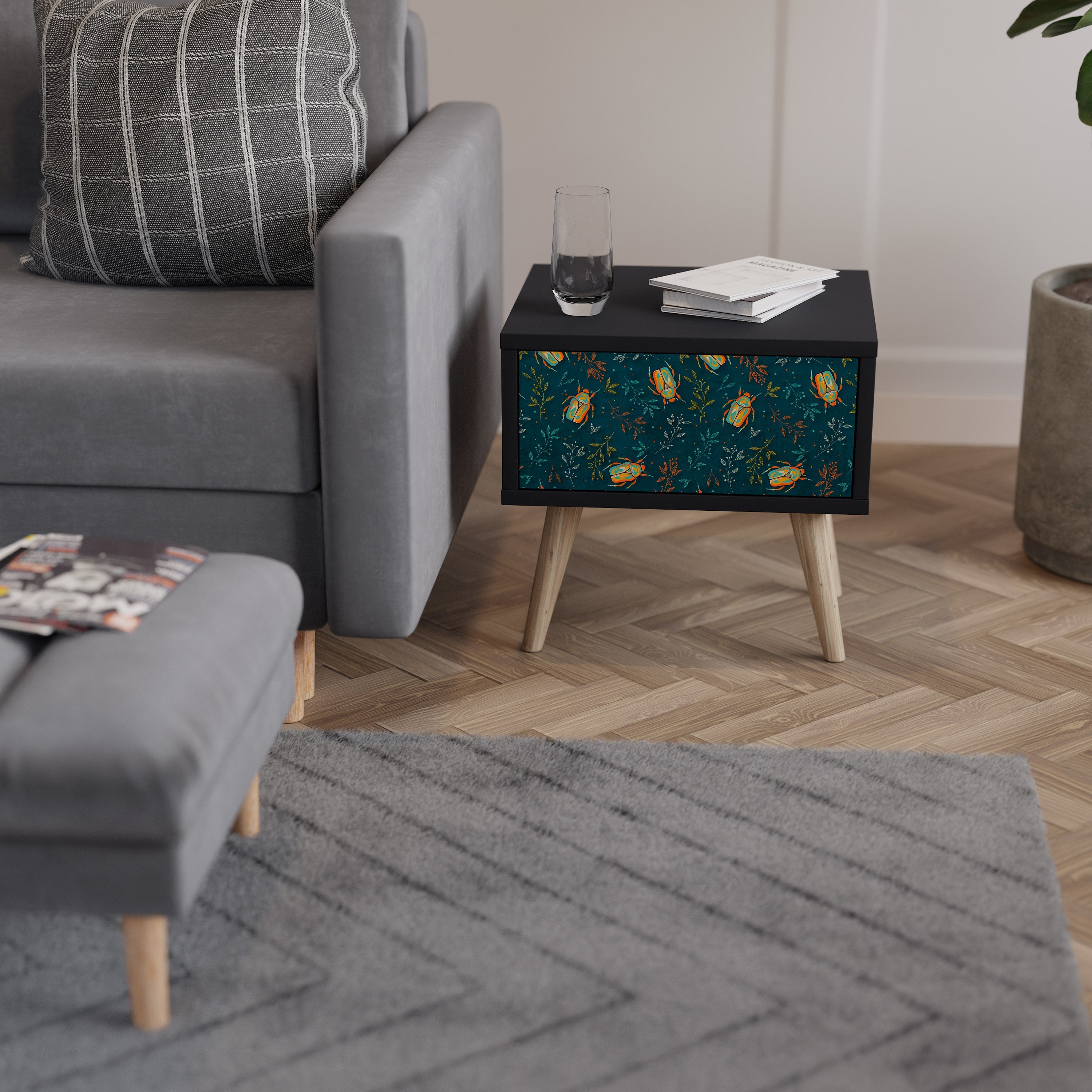 AUTUMN INSECTS Nattduksbord i svart finish