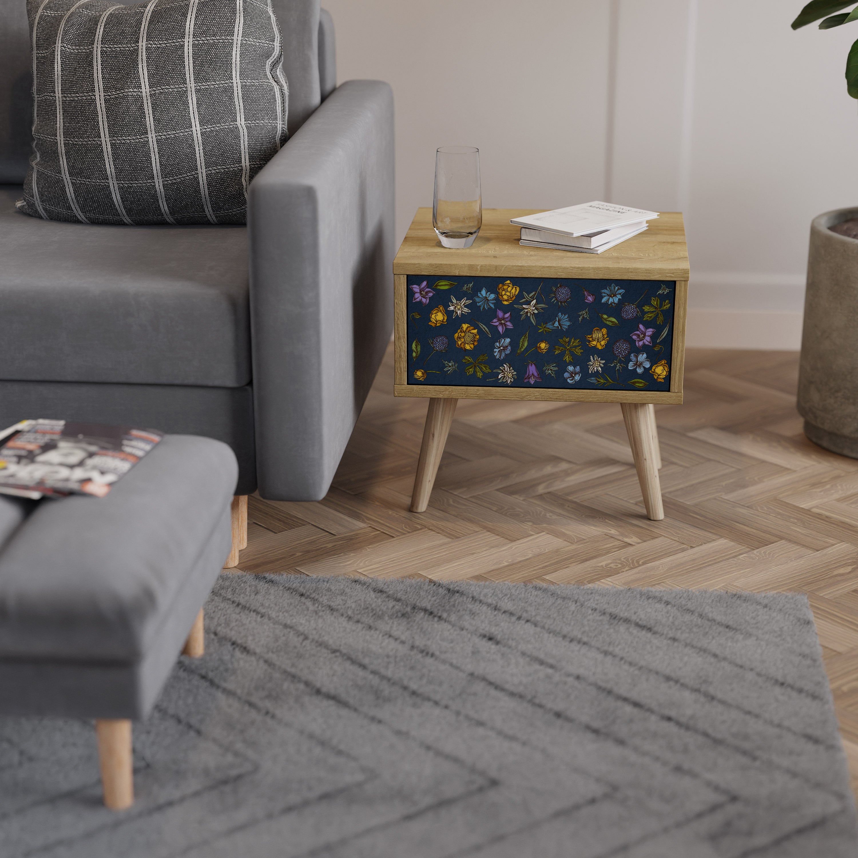 BLOMMOR PÅ MARINBLÅT Nattduksbord i Oak Effect