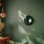 ELECTRIC ILLUSION Rund konsthylla i svart finish