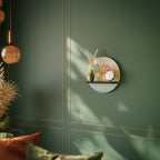 FÄRGRIK OASIS Rund konsthylla i svart finish