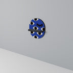 GEOMETRISKA ÖGON Oval konsthylla i svart finish