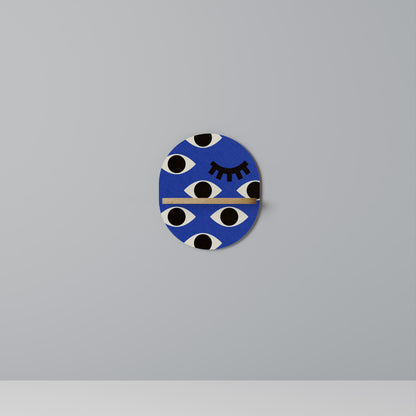 GEOMETRISKA ÖGON Oval konsthylla i ekeffekt