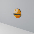 ORANGE ORDNING Oval konsthylla i svart finish