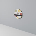 FLEETING HAPPINESS Oval konsthylla i svart finish