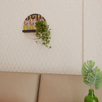 FÄRGRIKA STRÄNGAR Rund konsthylla i svart finish