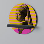 HENNE MED EN PÄRLA Rund konsthylla i svart finish