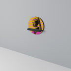 HENNE MED EN PÄRLA Rund konsthylla i svart finish