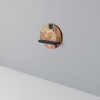 KVINNA, KATT OCH EXTRA BRUNT Rund Konsthylla I Svart Finish