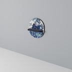 JAPANSK KVINNA Oval konsthylla i svart finish