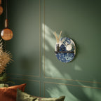 JAPANSK KVINNA Oval konsthylla i svart finish