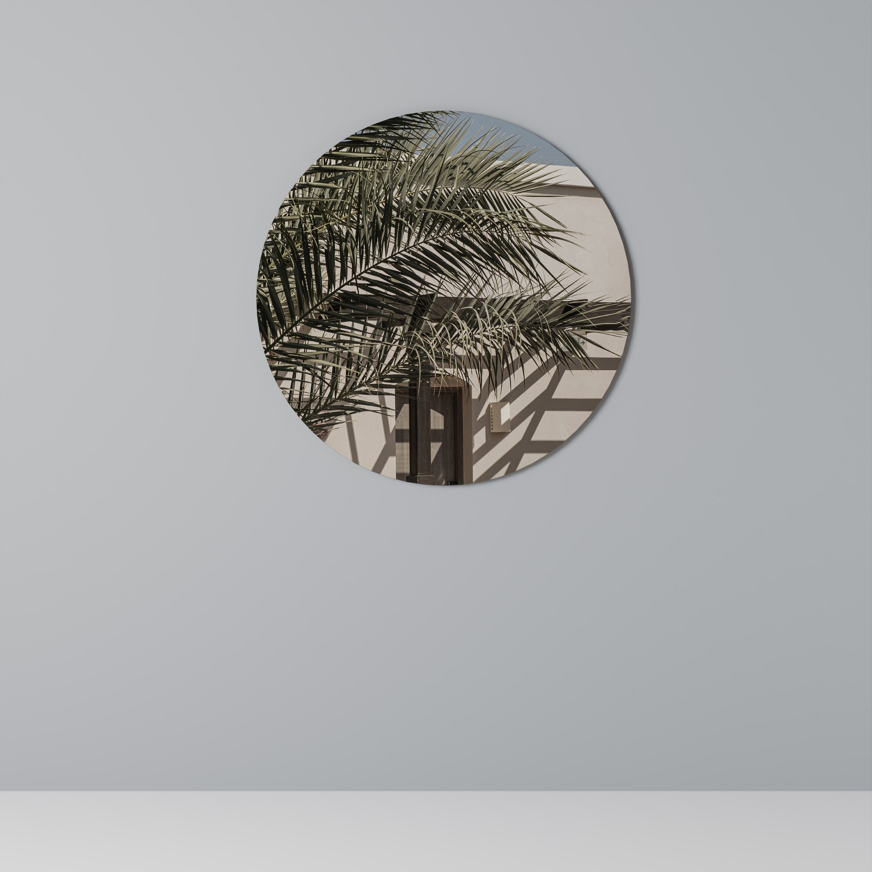 Rund väggdekoration med palmskugga och dans