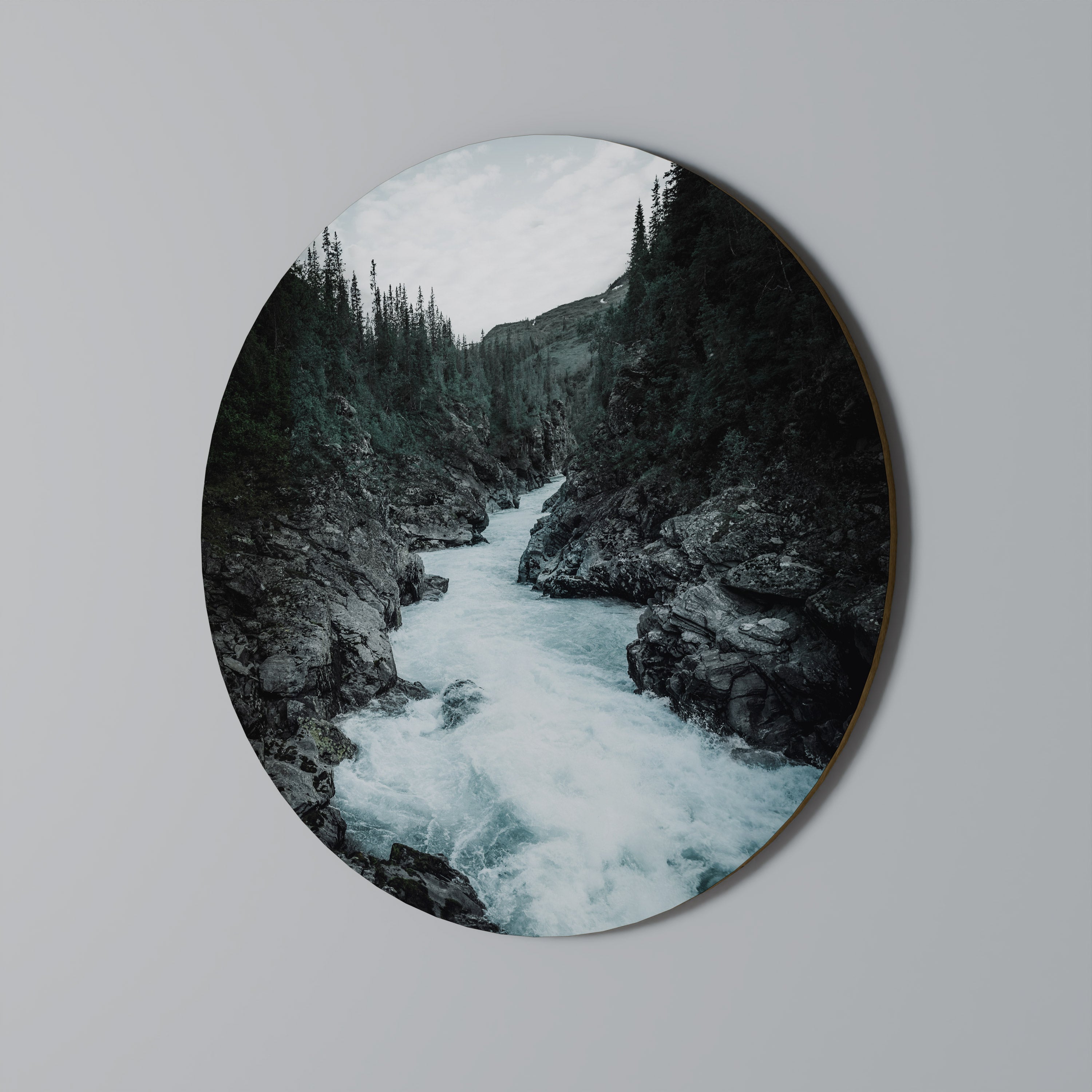 Rund väggdekoration med RUSHING REFLECTIONS