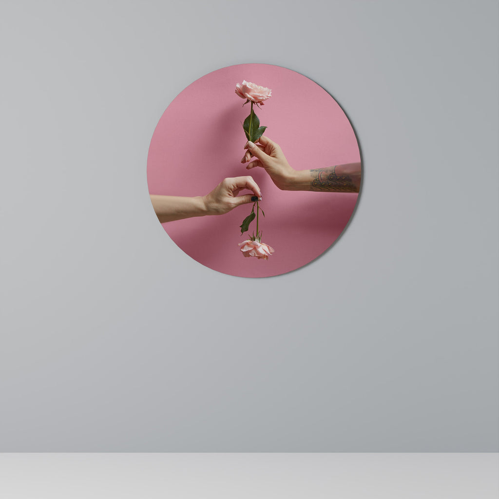 Rund väggdekoration med blommotiv