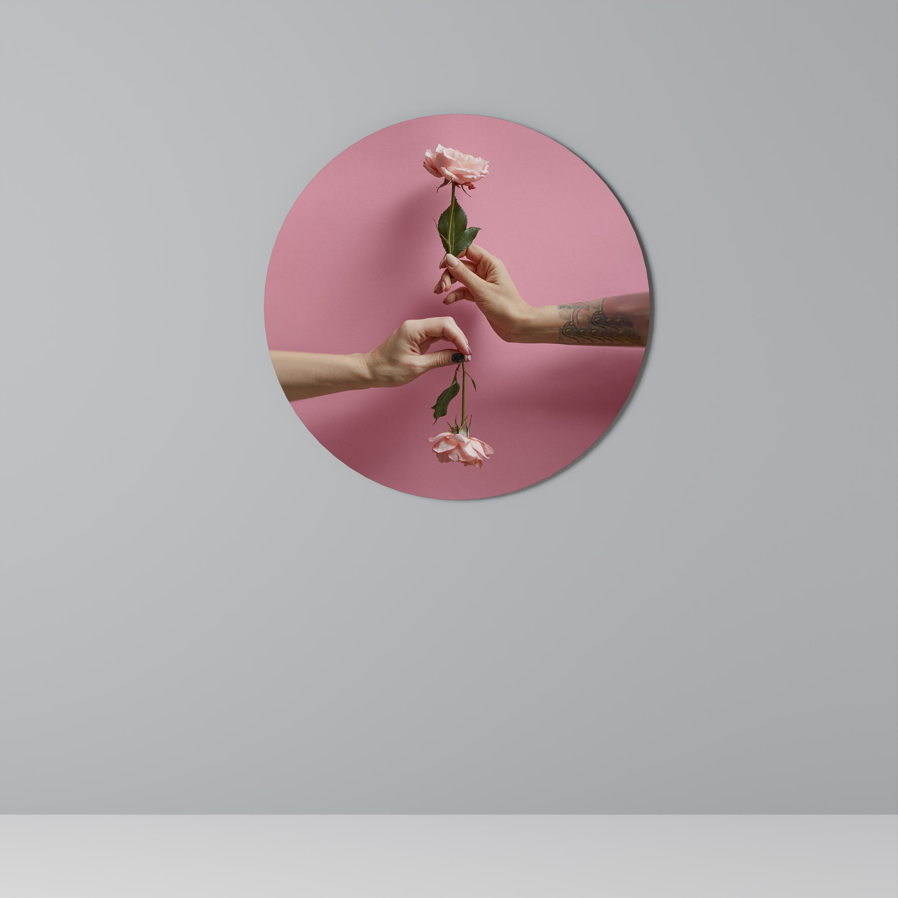 Rund väggdekoration med blommotiv