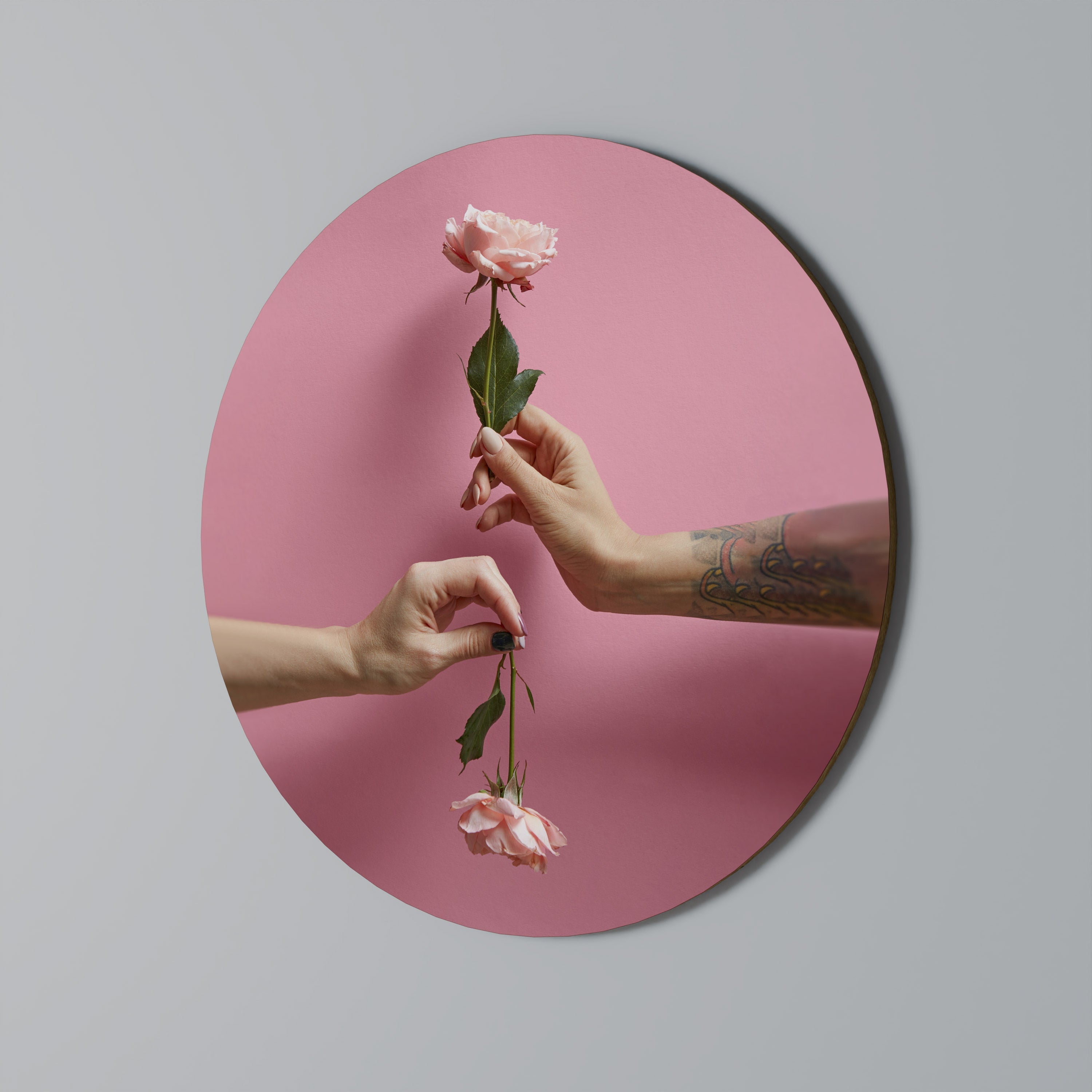 Rund väggdekoration med blommotiv