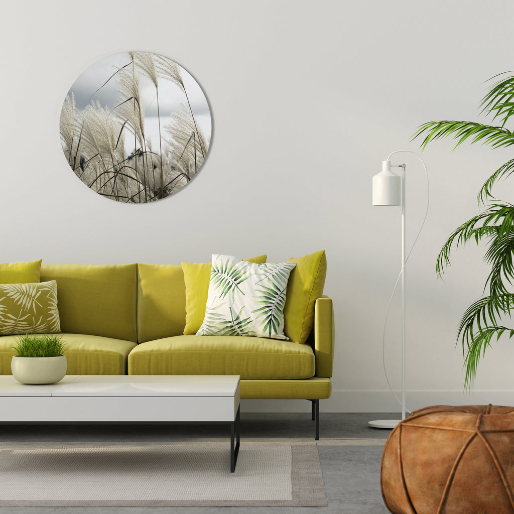 Rund väggkonst med moln ovanför gräs