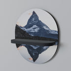 MEMORY OF MATTERHORN Oval konsthylla i svart finish