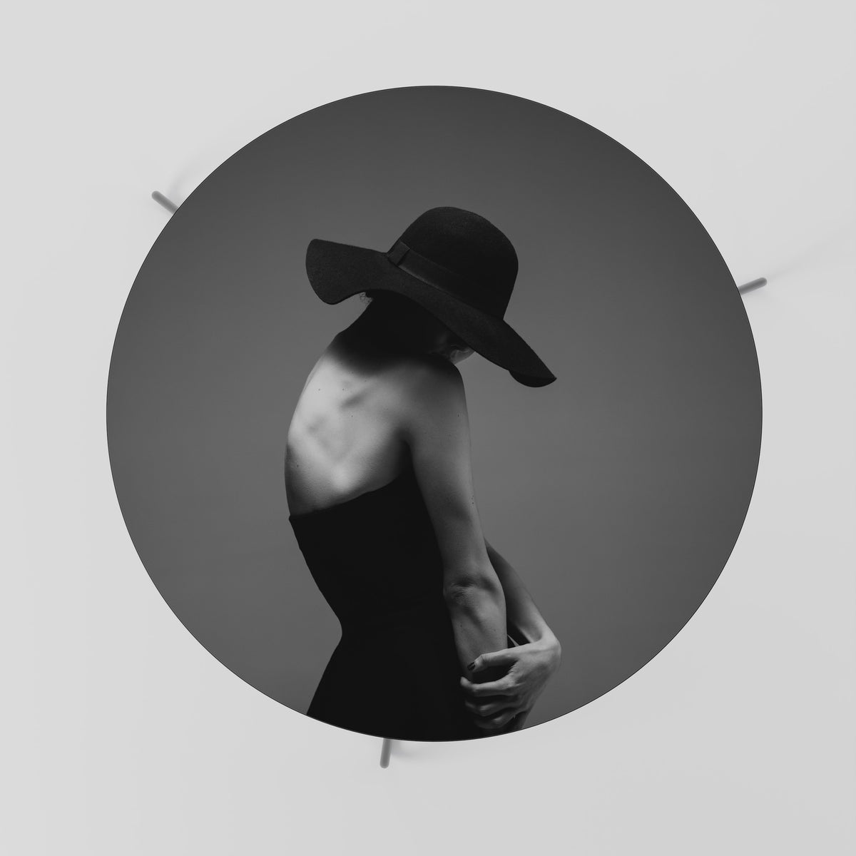 SILHOUETTE OF MYSTERY Soffbord