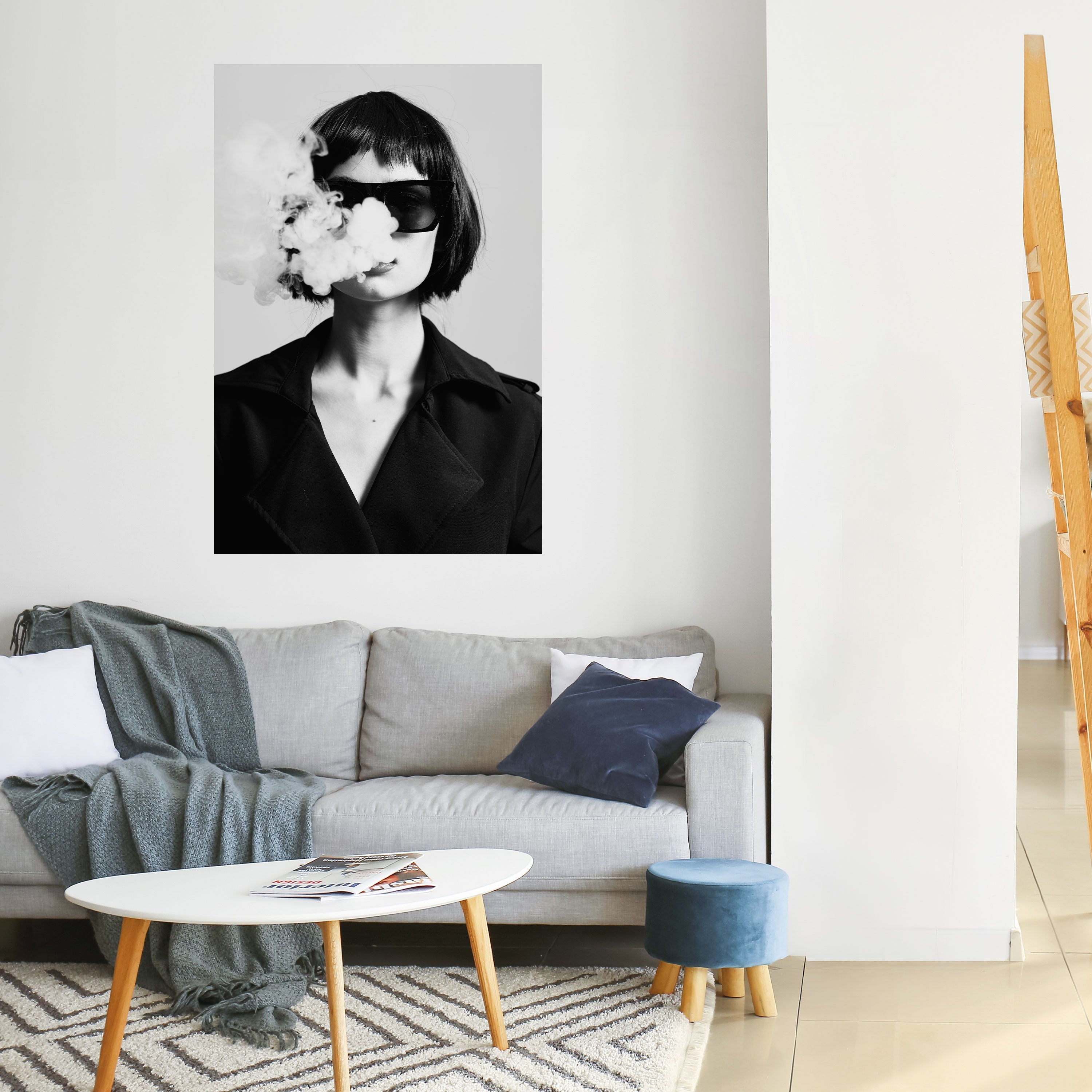 SMOKY BELLE vertikal poster med självhäftande motiv
