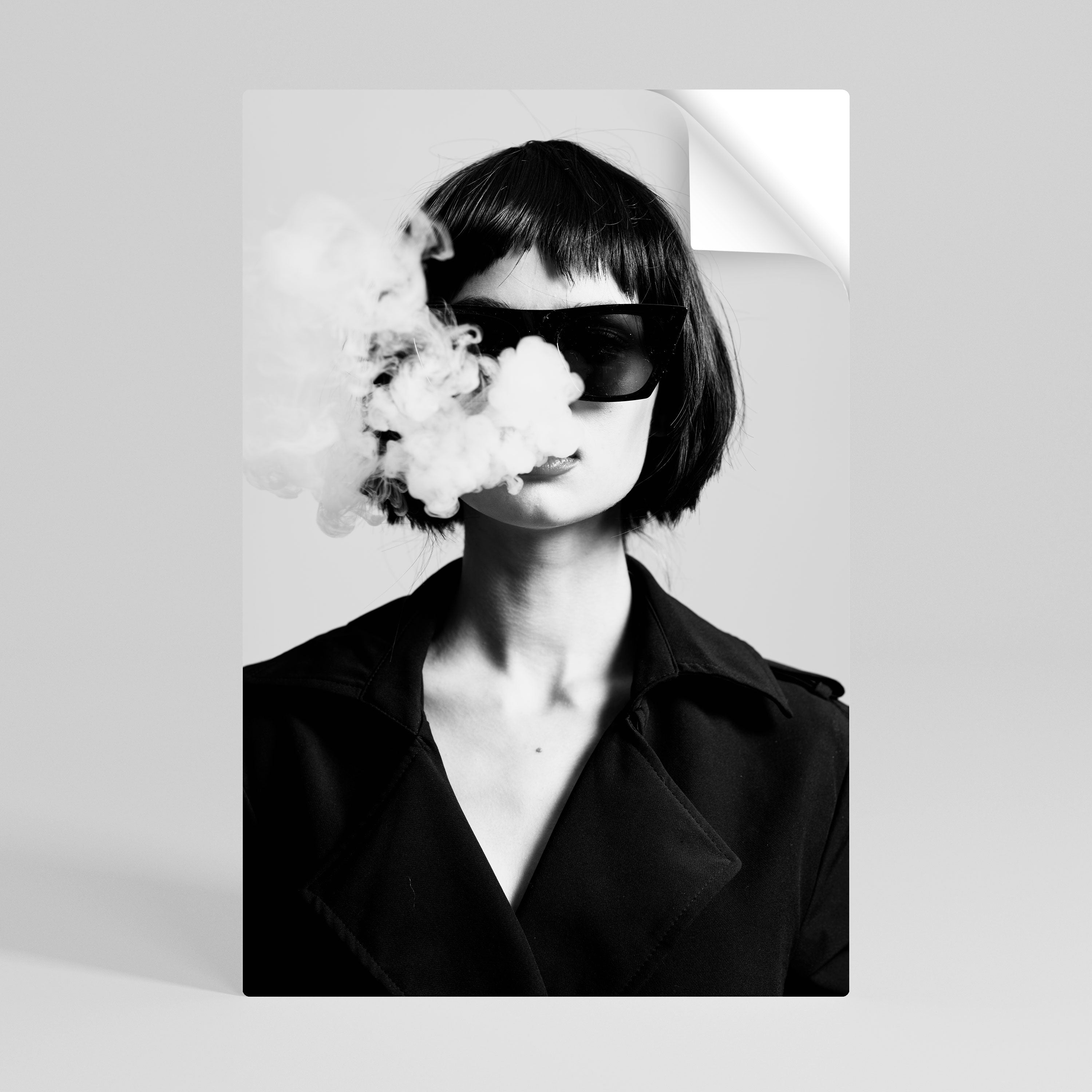 SMOKY BELLE vertikal poster med självhäftande motiv