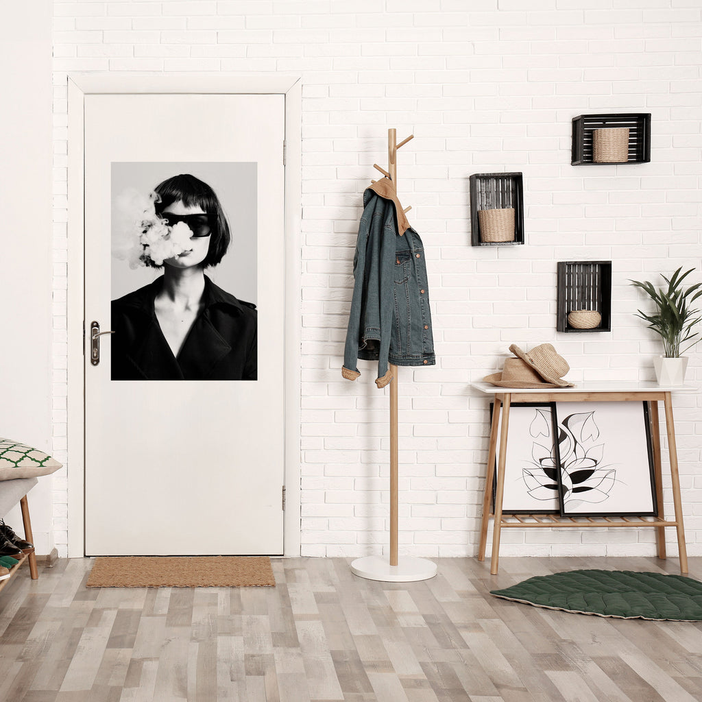 SMOKY BELLE vertikal poster med självhäftande motiv