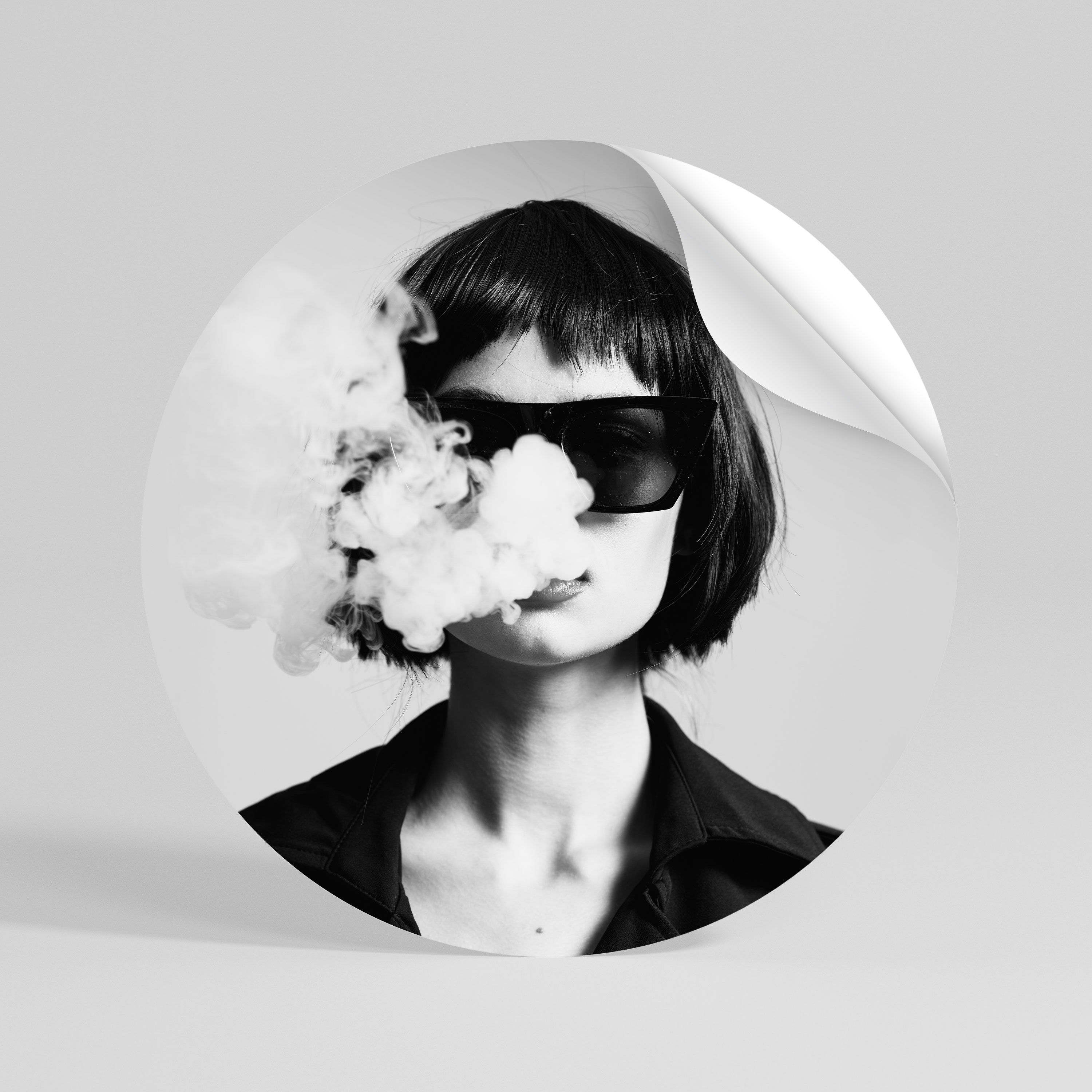 SMOKY BELLE Rund väggdekal