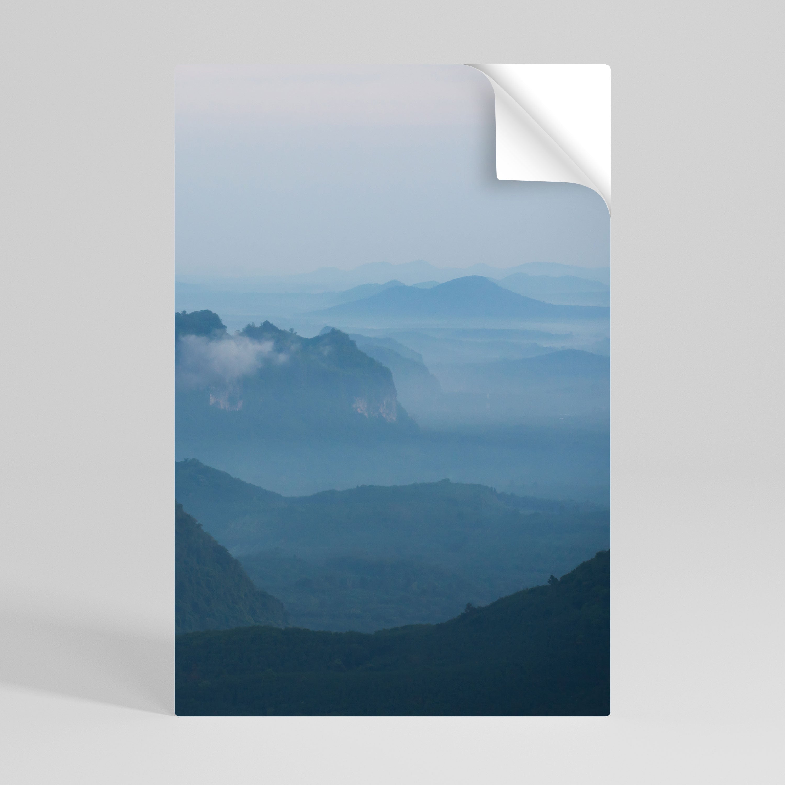 MISTY MOUNTAIN WHISPER Vertikal affisch med självhäftande text