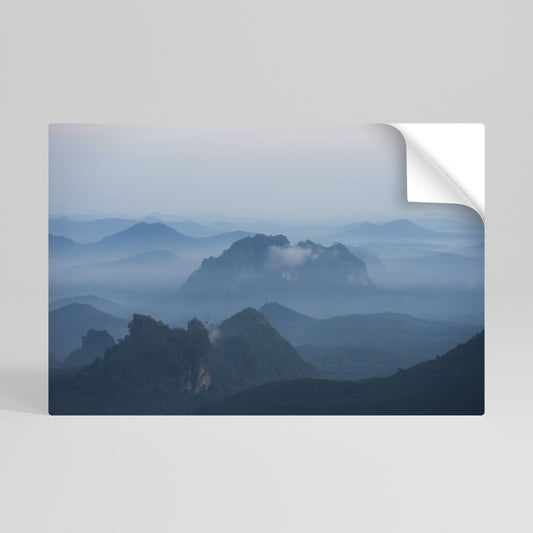 MISTY MOUNTAIN WHISPER Horisontell affisch med självhäftande motiv