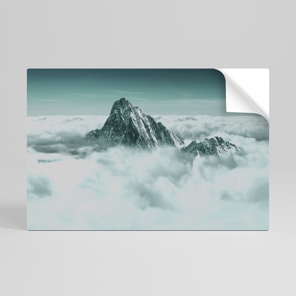 CLOUD-KISSED PEAK Självhäftande Horisontell Poster