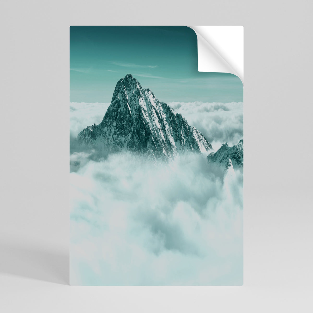 CLOUD-KISSED PEAK Självhäftande Vertikal Poster