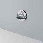 DELIKATE BLISS Rund konsthylla i svart finish