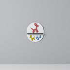 BARNDOMSMINNE Oval konsthylla i svart finish