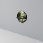 SUNLIT STILLNESS Oval konsthylla i svart finish