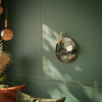 SUNLIT STILLNESS Oval konsthylla i svart finish