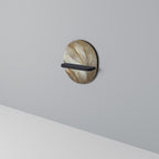 MJUK FJEDDRAG Oval konsthylla i svart finish