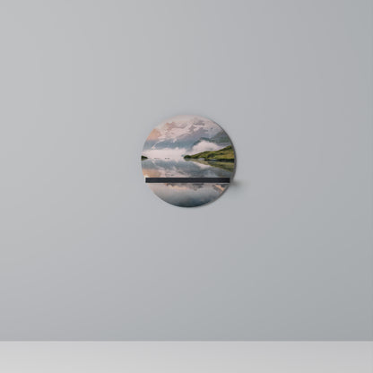 DIMMIG HORIZON Rund konsthylla i svart finish